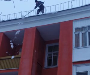 Очистка крыш от снега