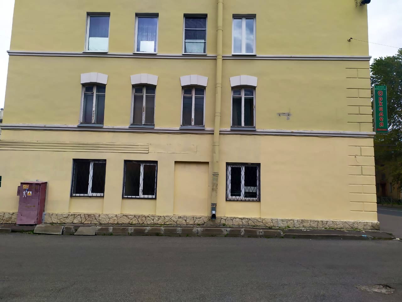 ул. Крупской, д. 21 Выполнена окраска фасада 1 этажа.